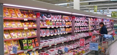 persona_hace_compra_supermercado