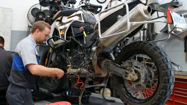 costes-del-mantenimiento-de-una-moto-taller-mecanico