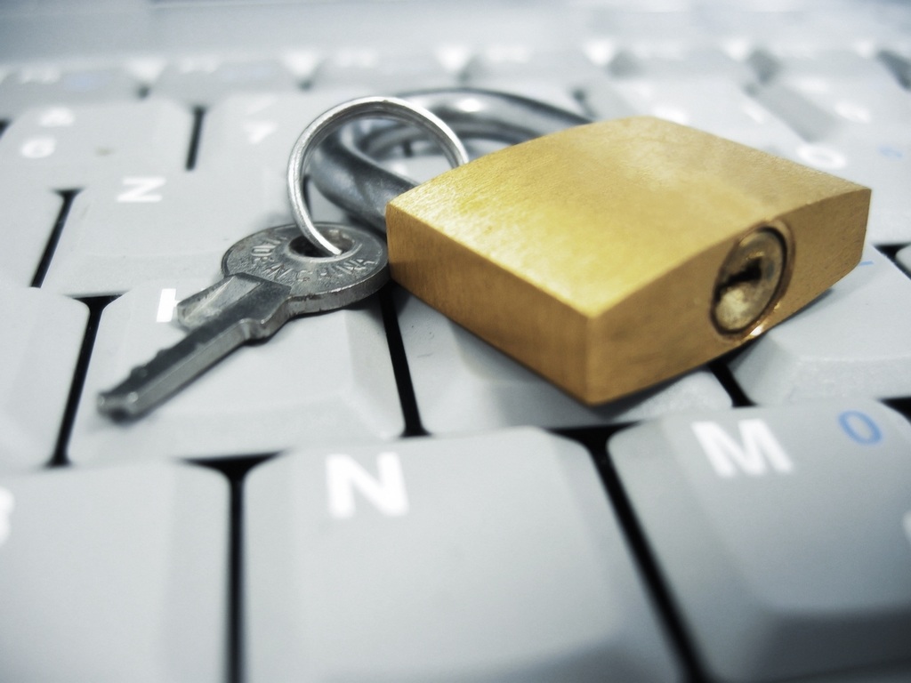 proteccion-datos-proteger-datos-candado-sobre-teclado