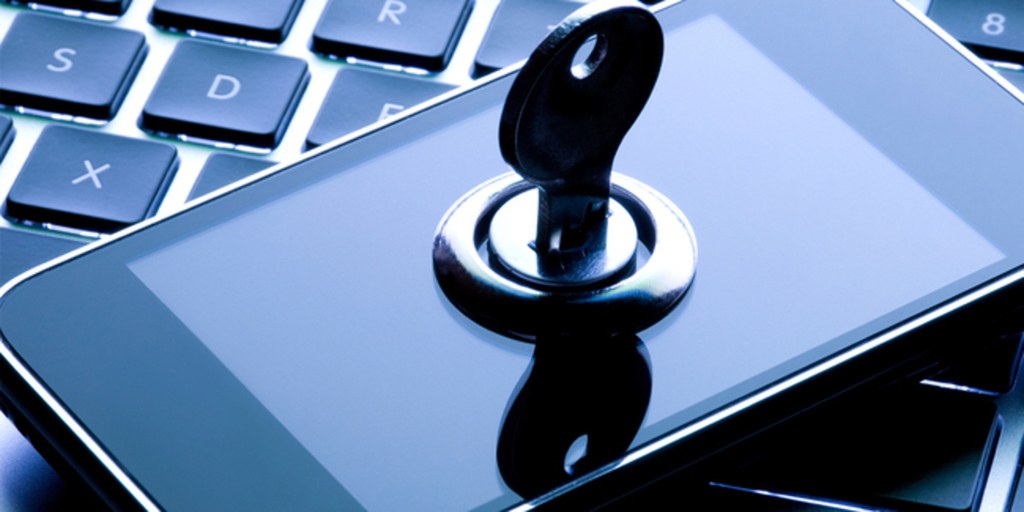proteccion-datos-personales-celular-sobre-teclado-con-llave