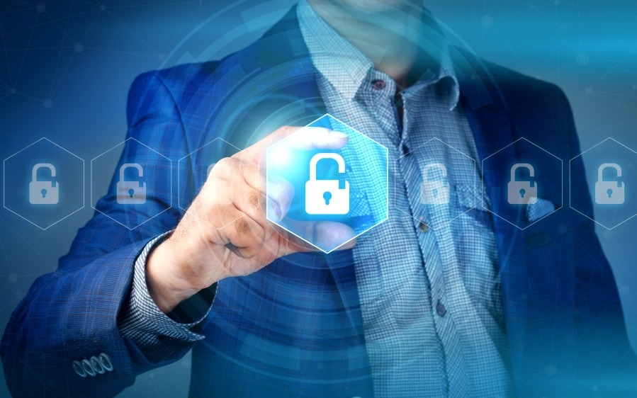 como-proteger-datos-empresa-hombre-cogiendo-candado-dibujado