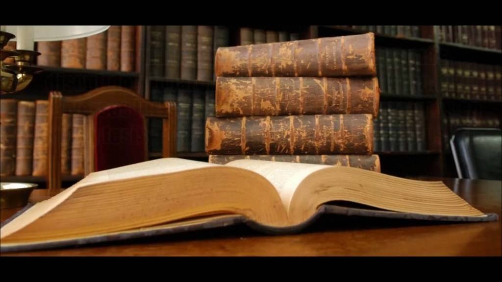 clasificacion-derecho-libro-abierto-apoyado-escritorio