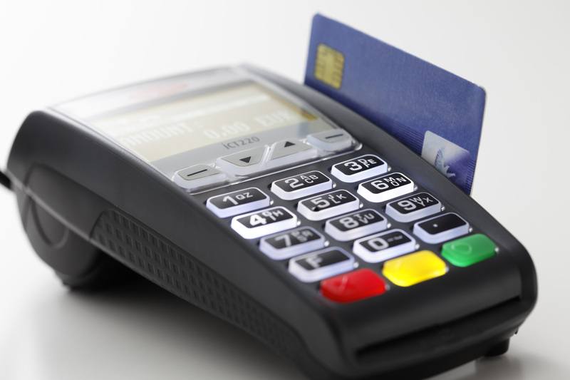 desventajas-usar-tarjeta-credito-viaje-datafono-pago-tarjeta-de-credito