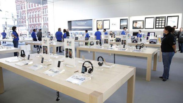 Cómo pedir cita en Apple para reparaciones Apple Opens New Store In Chicago's Lincoln Park Neighborhood