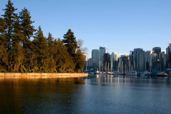 trabajar-y-vivir-en-canada-lago-en-ciudad
