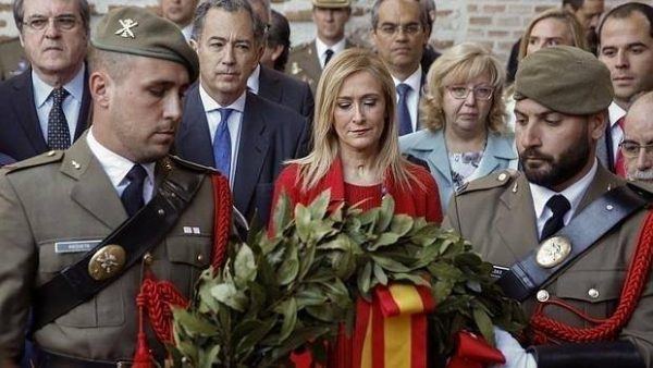 Cristina Cifuentes presidenta de la Comunidad Autónoma de Madrid, realizando la ofrenda floral