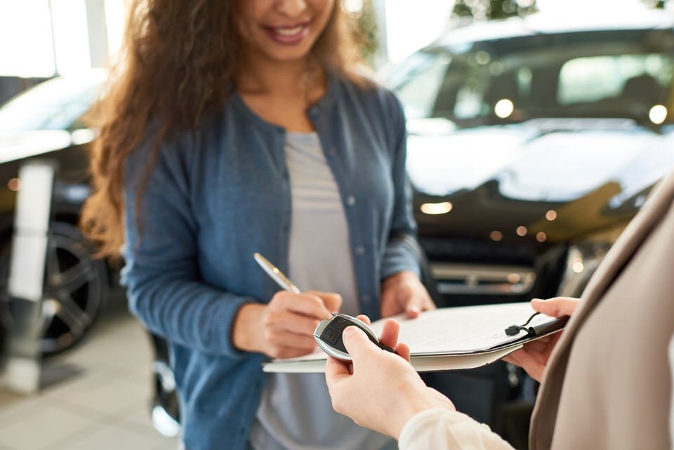 ¿Qué es más barato? ¿Financiar un coche o comprarlo al