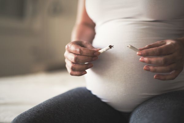 Embarazada rompe tabaco 